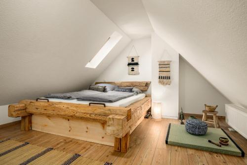 Un dormitorio con una cama hecha de troncos en CASSEL LOFTS - Idyllische Maisonette-Wohnungen nähe Bergpark Wilhelmshöhe en Kassel
