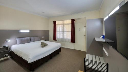 Una cama o camas en una habitación de Bishops Lodge Narrandera