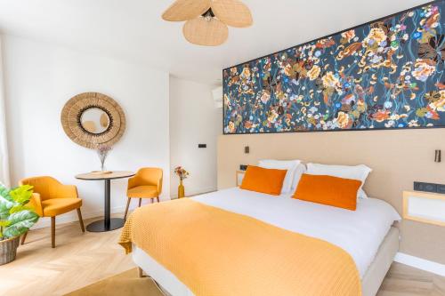 une chambre avec un lit et un tableau au mur dans l'établissement Best Stay Jeuneurs, à Paris