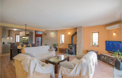 - un salon avec deux canapés et une télévision dans l'établissement Nice Home In Vinjani Donji With Wifi, à Majići