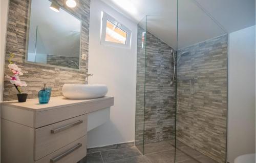 Koupelna v ubytování Nice Home In Vinjani Donji With Wifi