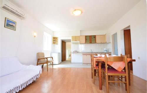 Kuchyňa alebo kuchynka v ubytovaní Apartment Kukljica Kukljica Ul, Ii
