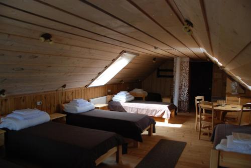 Postel nebo postele na pokoji v ubytování Avinurme Hostel