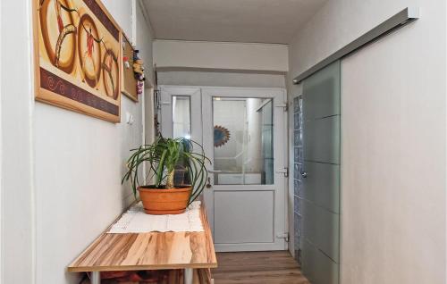 Kuchyň nebo kuchyňský kout v ubytování Nice Apartment In Omis With House Sea View