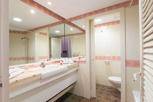 Et badeværelse på Apartamentos Complejo Eurhostal