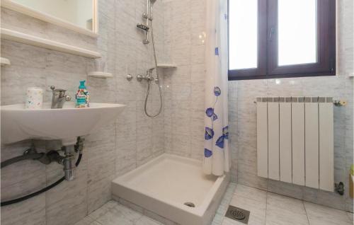 ห้องน้ำของ Cozy Apartment In Savudrija With House A Panoramic View