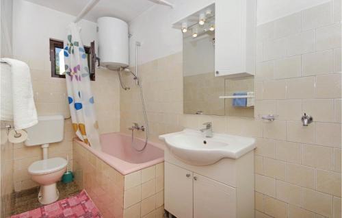 Koupelna v ubytování Amazing Apartment In Sucuraj With 2 Bedrooms And Wifi