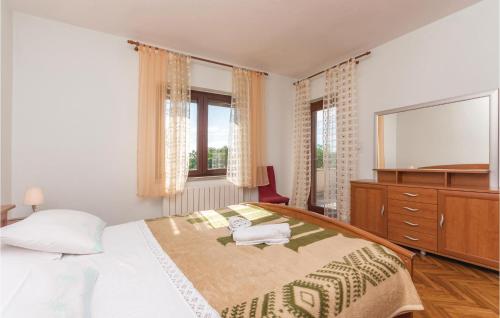 A bed or beds in a room at Pet Friendly Home In Privlaka With Wifi