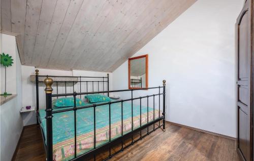 - une chambre avec des lits superposés dans l'établissement 1 Bedroom Amazing Home In Bacva, à Bačva