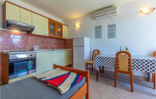 Kuchyňa alebo kuchynka v ubytovaní 1 Bedroom Nice Apartment In Duce