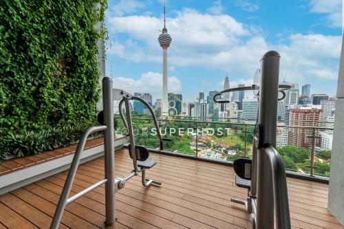 un balcon avec deux chaises et une vue sur une ville dans l'établissement Ceylonz Suites nr Pavilion & KLCC by YourSuperhost, à Kuala Lumpur