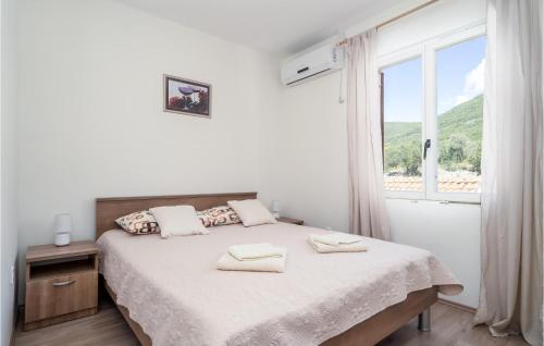 Кровать или кровати в номере Gorgeous Apartment In Vitaljina With Wifi