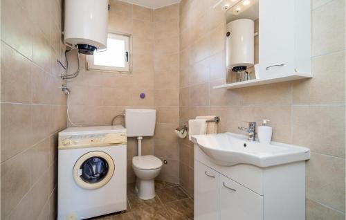 Ванная комната в Gorgeous Apartment In Vitaljina With Wifi