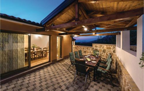Balkón alebo terasa v ubytovaní 4 Bedroom Pet Friendly Home In Drnis