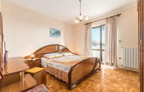 um quarto com uma cama, uma secretária e uma janela em Beautiful Home In Visnjan With 6 Bedrooms, Wifi And Outdoor Swimming Pool em Višnjan