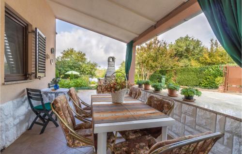 1 Bedroom Cozy Apartment In Pavicini