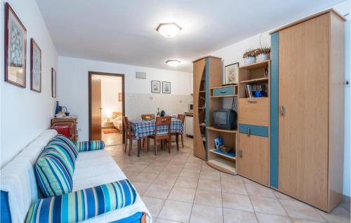 Η κουζίνα ή μικρή κουζίνα στο 1 Bedroom Cozy Apartment In Pavicini