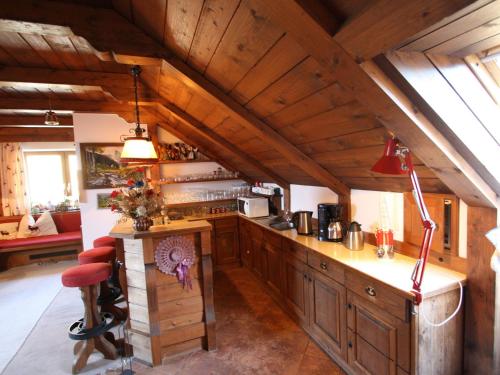 eine Küche mit Holzschränken und einer Theke in einem Zimmer in der Unterkunft Apartment near the ski area in Salzburg in Sankt Michael im Lungau