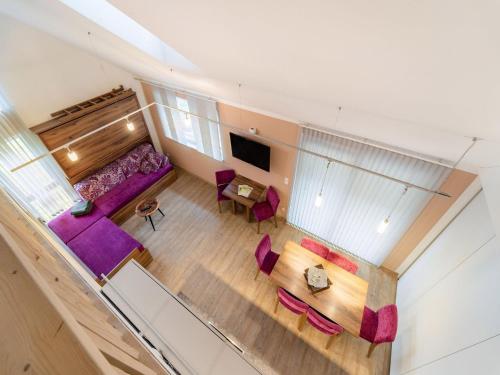 FürstauにあるApartment in St Georgen Salzburg near ski areaの紫色の家具が備わるリビングルームのオーバーヘッドビュー