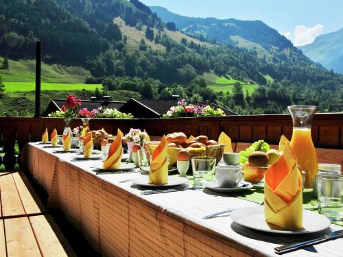 Ein Restaurant oder anderes Speiselokal in der Unterkunft Modern Chalet in Salzburg with Sauna 