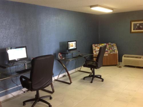 a waiting room with two desks and two chairs at Baymont by Wyndham Salem Roanoke Area in Salem