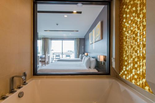 حمام في Suite Studio Apt With Hot Tub Bath In Front Pa Tong Beach