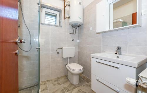 uma casa de banho com um WC, um lavatório e um chuveiro em Nice Home In Lozovac With House A Panoramic View em Lozovac