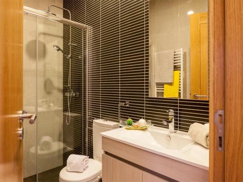 a bathroom with a toilet and a sink and a shower at Cerca dos Passais in Entre Ambos os Rios