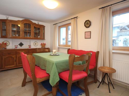 uma cozinha e sala de jantar com mesa e cadeiras em Apartment near the Hahnenkamm cable car em Kitzbühel