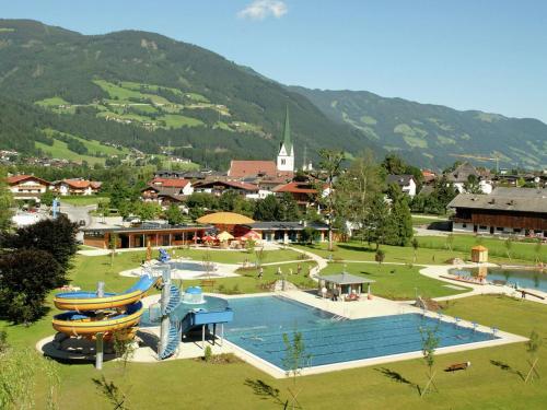 z góry widok na ośrodek z parkiem wodnym w obiekcie Apartment in Aschau near Ski Lift & Alps w mieście Aschau