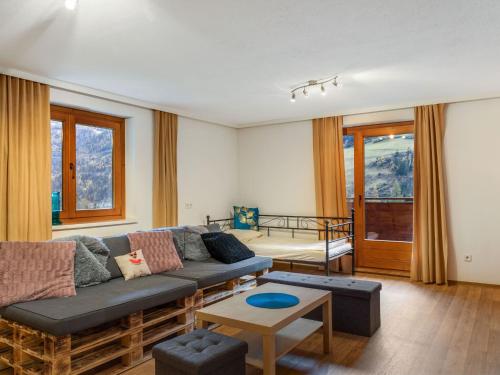 Apartment near Hoge Tauern National Park في ماتري إن أوستيرول: غرفة معيشة مع أريكة وطاولة