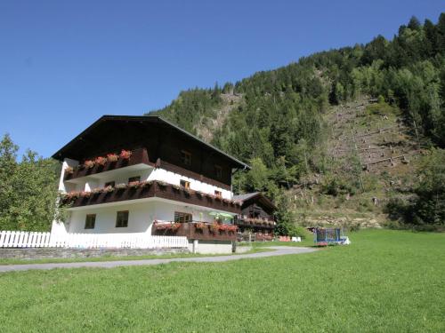 Apartment near Hoge Tauern National Park في ماتري إن أوستيرول: مبنى فيه بلكونات على جانب جبل