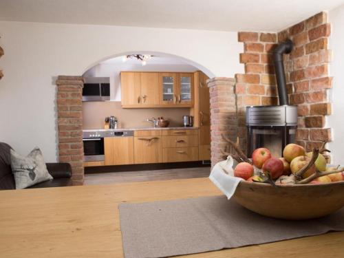 una cocina con un plato de fruta en una mesa en Delightful Holiday Home in Untertauern with Sauna, en Untertauern