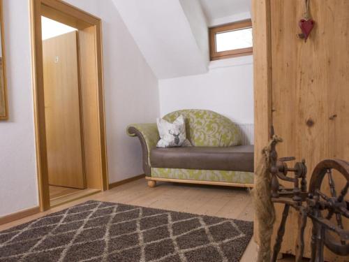 Habitación con sofá y almohada. en Delightful Holiday Home in Untertauern with Sauna, en Untertauern