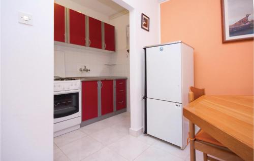 Kuchyňa alebo kuchynka v ubytovaní One-Bedroom Apartment in Vodice