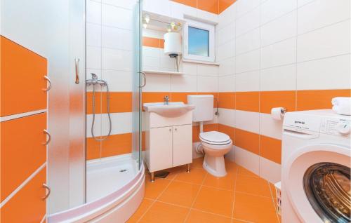 La salle de bains est pourvue d'un lavabo et d'un lave-linge. dans l'établissement 2 Bedroom Gorgeous Apartment In Plano, à Plano