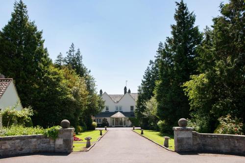 a driveway leading to a large white house at Rufflets St Andrews in St. Andrews