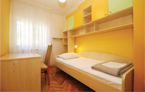 Habitación pequeña con cama y estanterías en 8 Bedroom Gorgeous Home In Kozino, en Kožino
