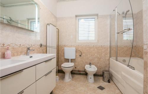 Kylpyhuone majoituspaikassa 8 Bedroom Gorgeous Home In Kozino