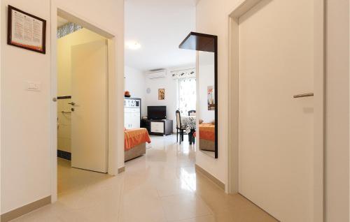pasillo que conduce a un dormitorio con cama y espejo en Gorgeous Apartment In Vodnjan With Kitchen, en Vodnjan