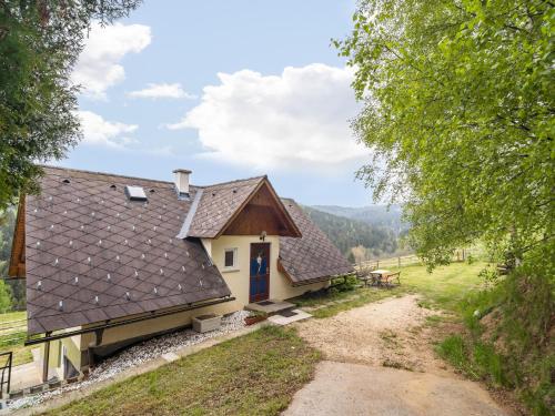 una casa con tetto marrone di Holiday home in Sankt Andrae near Lake Klopeiner a Reisberg