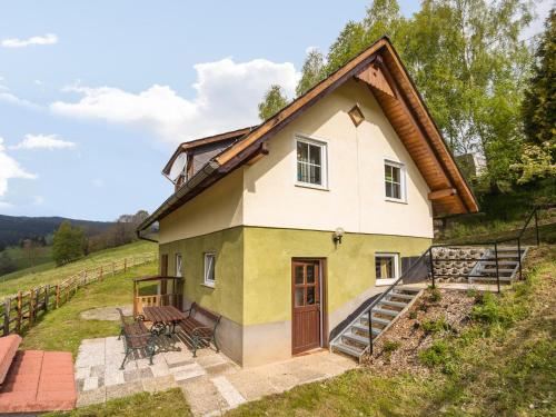Reisberg的住宿－Holiday home in Sankt Andrae near Lake Klopeiner，山边的小房子