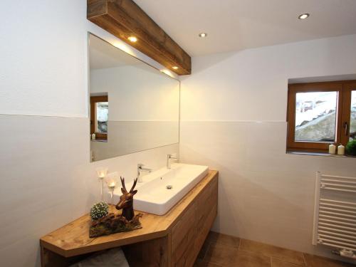 ゲルロスベルクにあるWooden Chalet in Zell am Ziller with Terrace and Viewsのギャラリーの写真