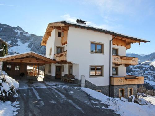 Wooden Chalet in Zell am Ziller with Terrace and Views im Winter