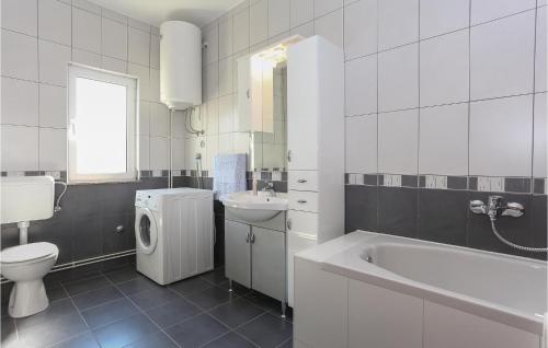 Vonios kambarys apgyvendinimo įstaigoje Nice Home In Kastel Stafilic With Wifi