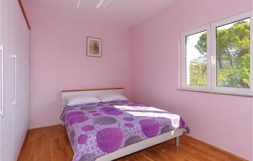 Lova arba lovos apgyvendinimo įstaigoje Nice Home In Kastel Stafilic With Wifi