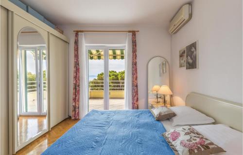 Rúm í herbergi á 2 Bedroom Gorgeous Apartment In Makarska