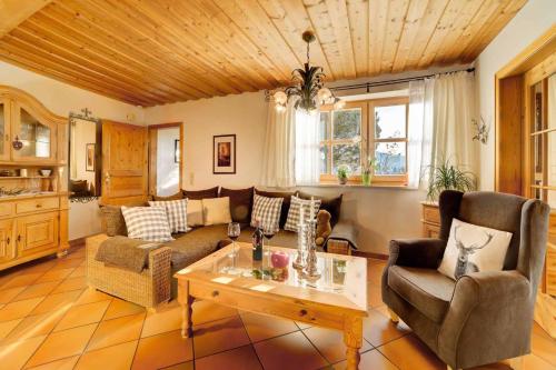 ein Wohnzimmer mit Sofa und Tisch in der Unterkunft Ferienwohnung Am Panoramaweg in Bodenmais