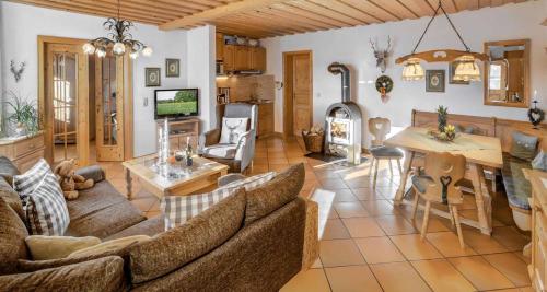 ein Wohnzimmer mit Couch und ein Esszimmer in der Unterkunft Ferienwohnung Am Panoramaweg in Bodenmais