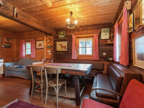 uma sala de jantar com uma mesa e cadeiras num camarote em Chalet near Lake Klopeiner with sauna em Feistritz ob Bleiburg